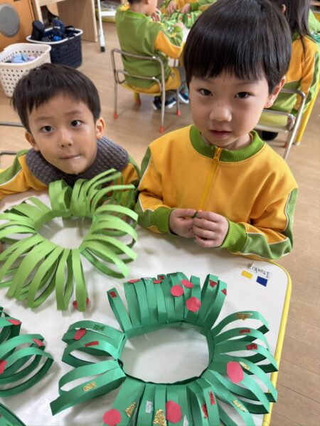 Today we went for a walk and finished creating our christmas wreath.🥰